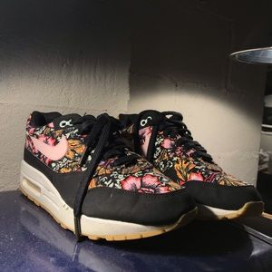 FLORAL NIKE AIR NWOT